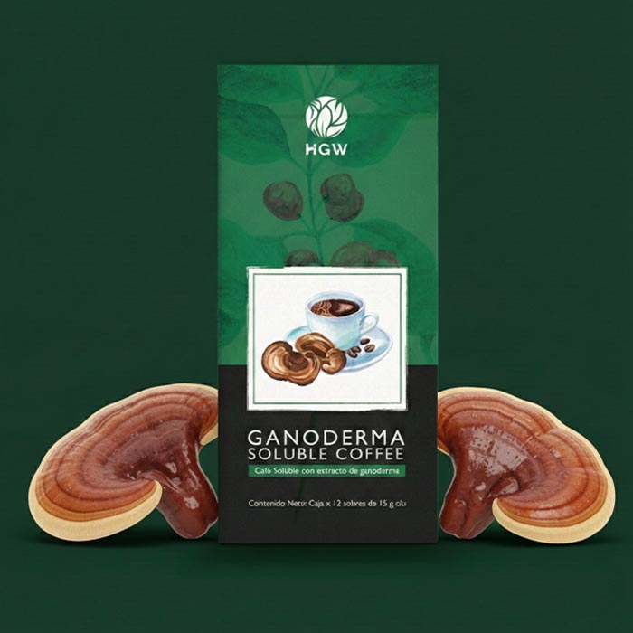 Caja de Café Soluble Ganoderma HGW rodeada de hongos Reishi naturales sobre fondo verde oscuro.