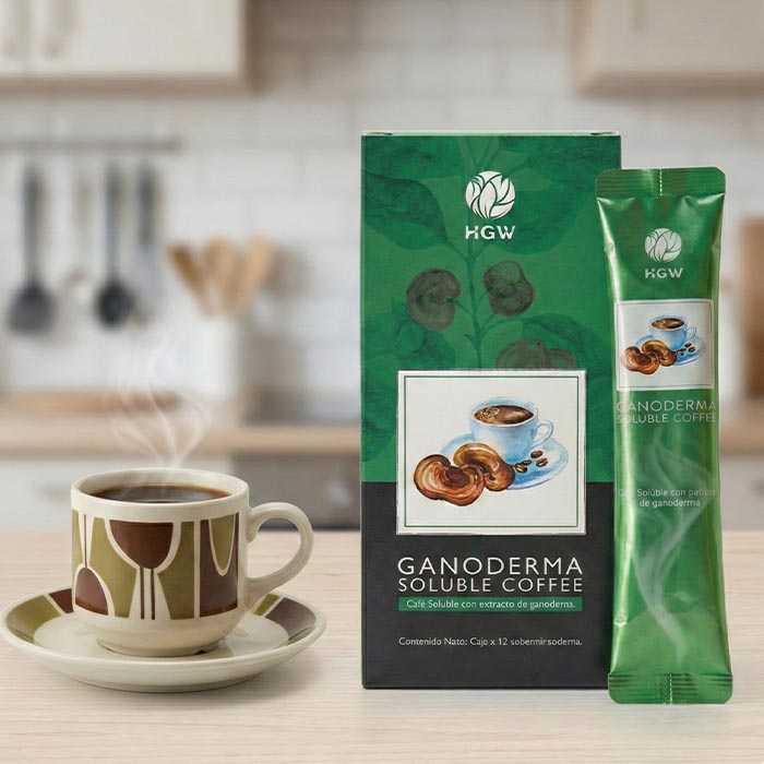 Taza de café caliente Ganoderma HGW servida en una mesa de desayuno junto a su empaque.